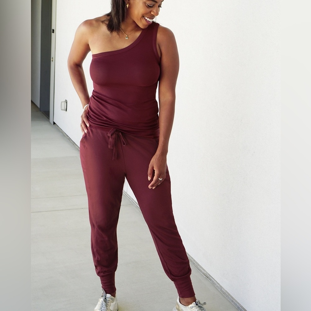 Matching Set one shoulder ribbed tank + joggers - Magenta/Burgundy